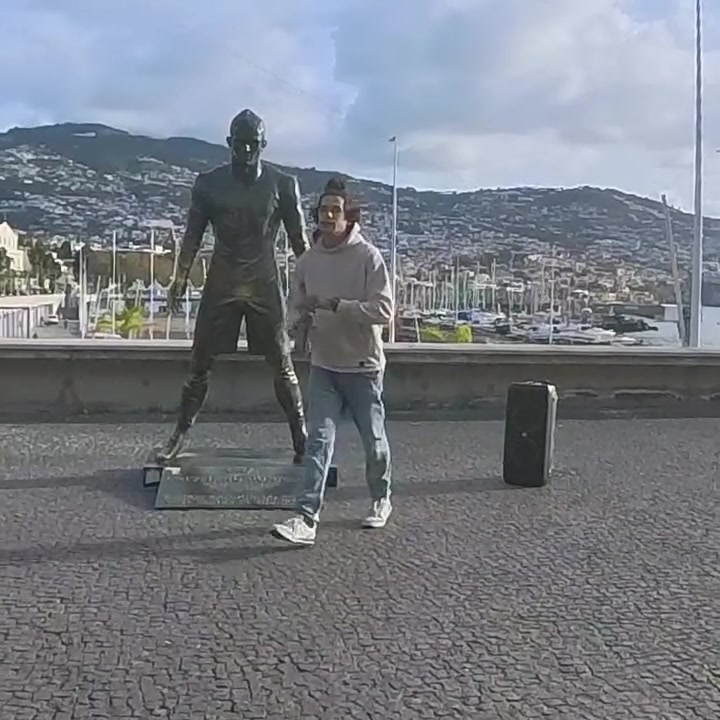 开云体育APP-想红想疯了？男子放火烧马德拉岛上的C罗雕像，当地警方介入调查