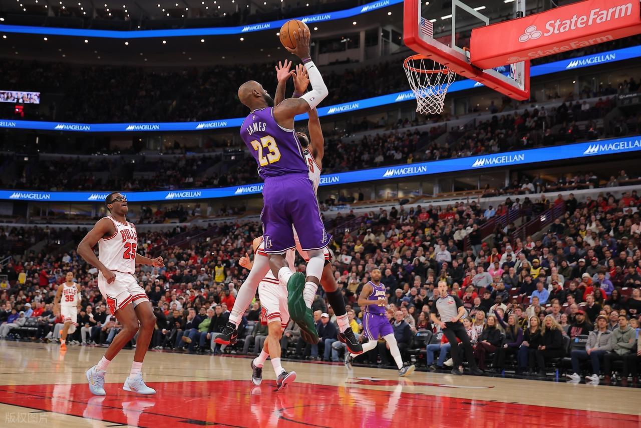 开云百家乐-历史首人!詹姆斯下半场太辣眼!打爆公牛,东契奇狂轰46+7+11!