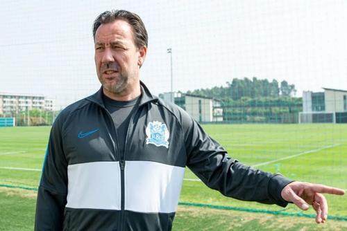 开云电竞-邀请范佩西出任球队助教?广州城:永远别说不可能